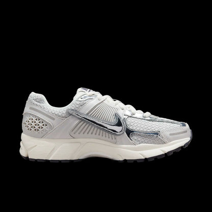 NIKE Zoom Vomero 5 “Metallic Silver