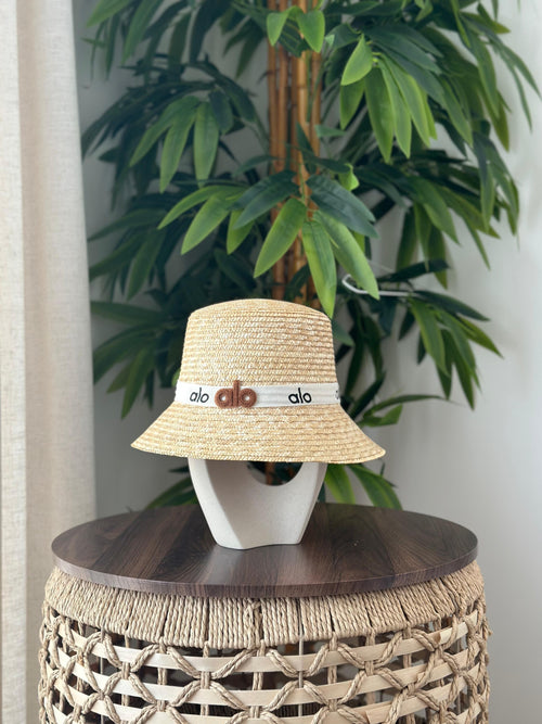 Alo Yoga Straw Bucket Hat (Natural / White)